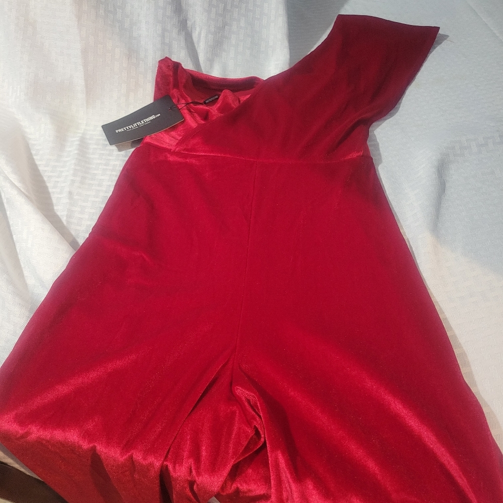 PrettyLittleThings Res Velvet Jumpsuit